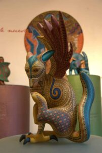 メキシコのオアハカのアレブリヘスという木彫り民芸品