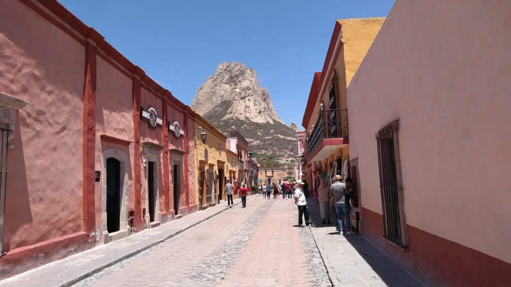 メキシコのケレタロ州にあるベルナル岩