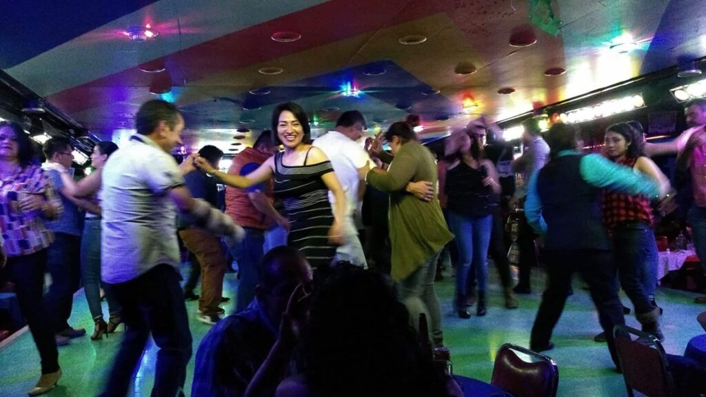 ダンスホールでダンスをする女性と男性