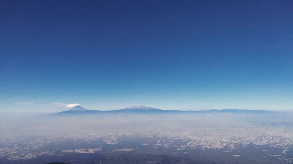 メキシコの山マリンチェ山からイスタシワトル山を望む