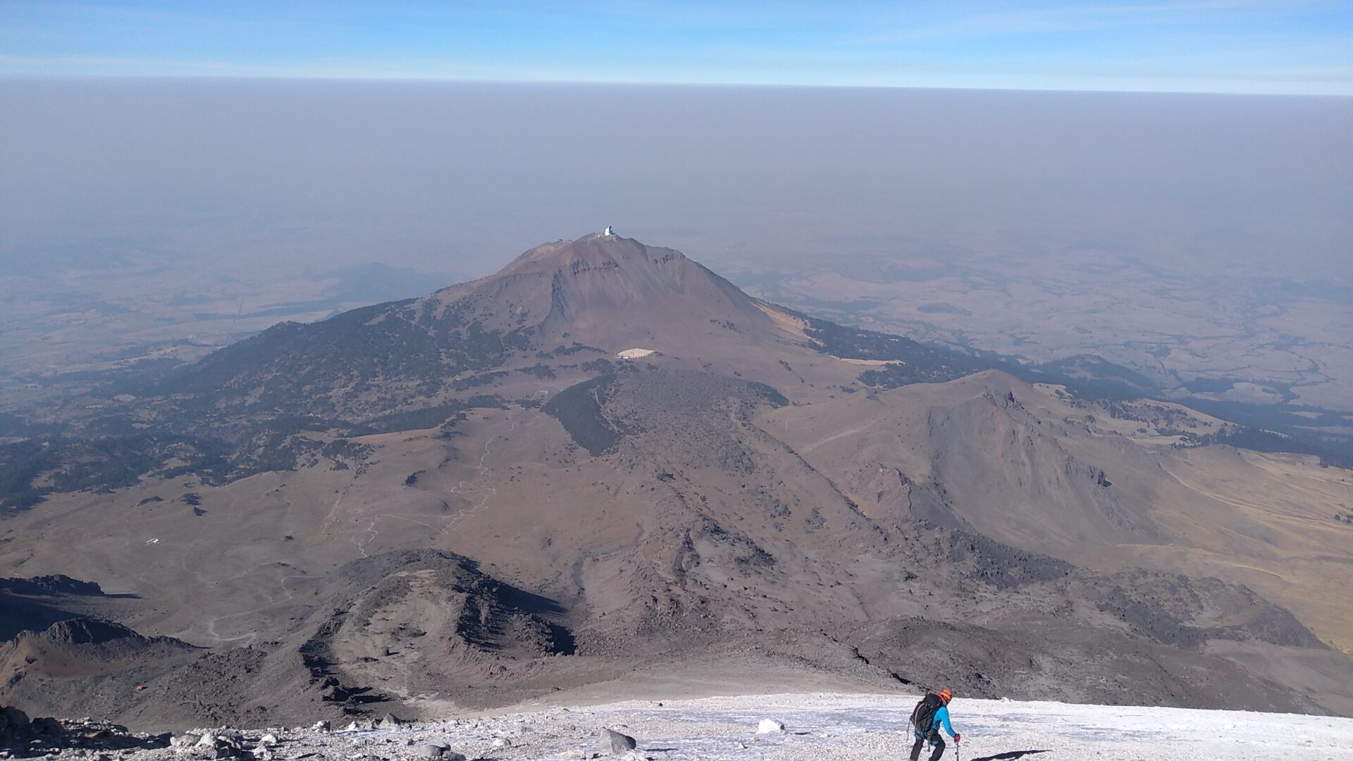 急斜面を下る登山者