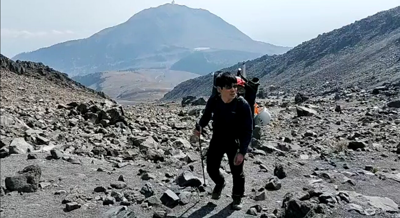 高山を登るメキシコガイドの岩﨑功