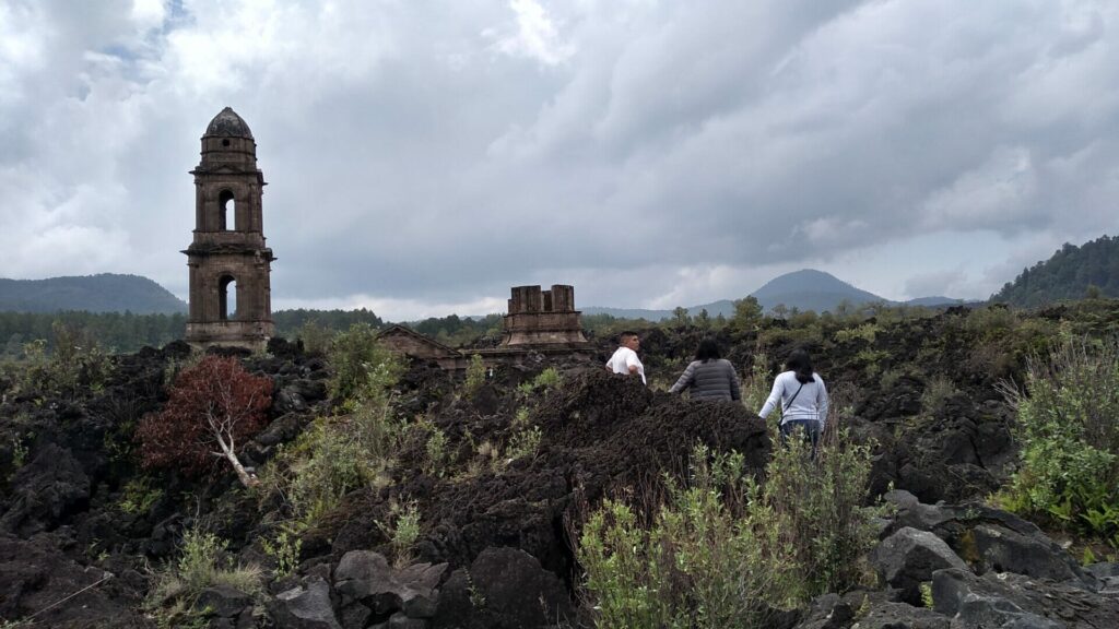 メキシコのミチョアカン州のパリクティン火山とその溶岩で埋もれたサンフアン村
