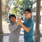 メキシコの観光ガイド岩﨑功がメキシコ人の女性とポーズをとっている