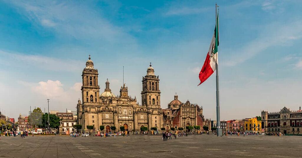 メキシコの首都メキシコシティのソカロ広場とメトロポリタン大聖堂