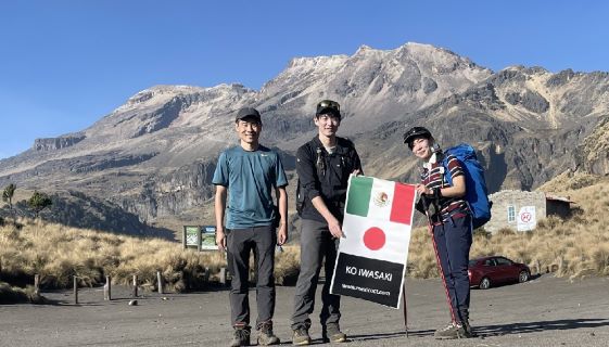 メキシコのイスタシワトル山の登山ガイドと登山客